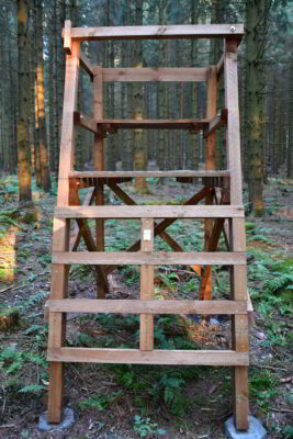 Drückjagdbock Holz Kreuzhholz und großzügige Holzquerschnitte